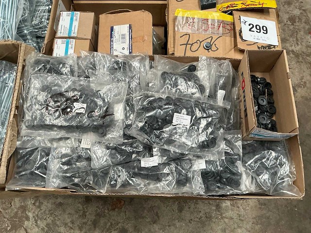 Grote partij schroeven, afdekplaatjes en sealplaatjes - afbeelding 12 van  25