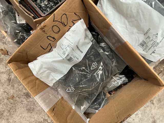 Grote partij schroeven, afdekplaatjes en sealplaatjes - afbeelding 23 van  25