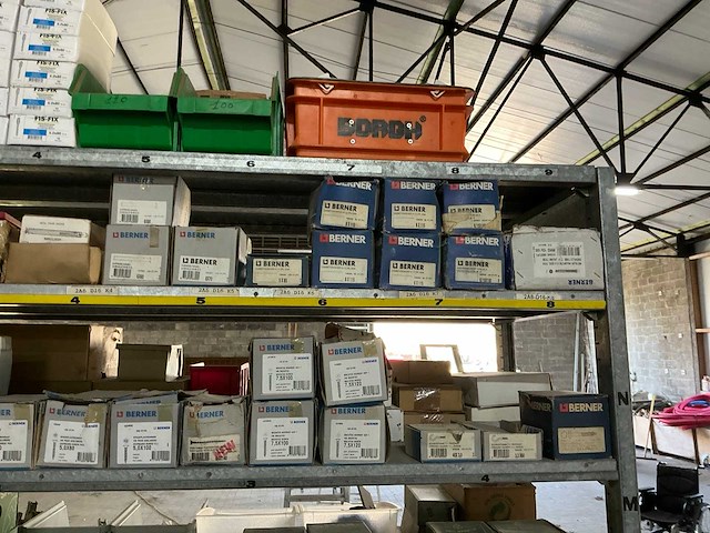 Grote partij schroeven en bevestigingstoebehoren - afbeelding 1 van  9