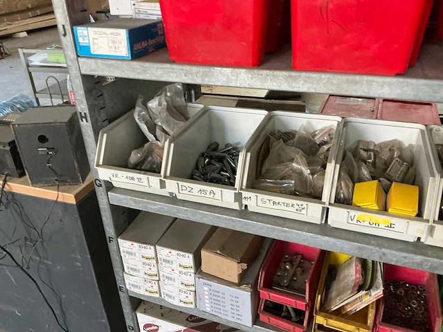 Grote partij schroeven en bevestigingstoebehoren - afbeelding 6 van  9