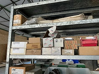 Grote partij schroeven en bevestigingstoebehoren - afbeelding 7 van  9