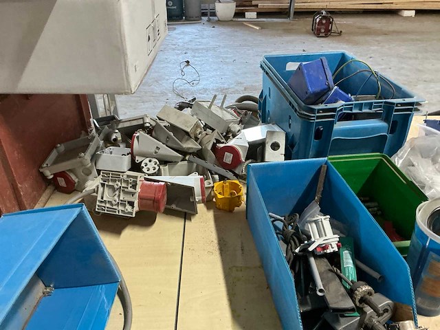 Grote partij schroeven en bevestigingstoebehoren - afbeelding 8 van  9