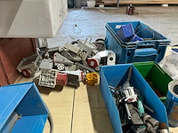 Grote partij schroeven en bevestigingstoebehoren - afbeelding 8 van  9