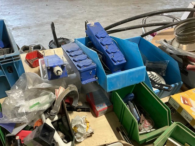 Grote partij schroeven en bevestigingstoebehoren - afbeelding 9 van  9