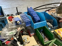 Grote partij schroeven en bevestigingstoebehoren - afbeelding 9 van  9