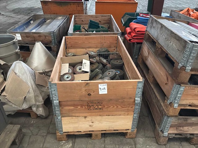 Grote partij schuur en polijst materiaal - afbeelding 1 van  2