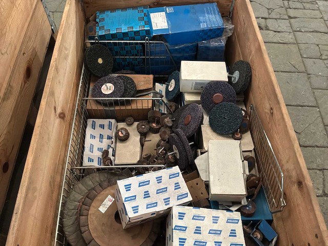 Grote partij schuur-polijst en snijmateriaal - afbeelding 3 van  3
