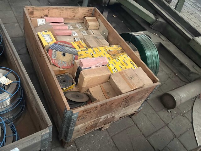 Grote partij schuur-polijst en snijmateriaal - afbeelding 1 van  2
