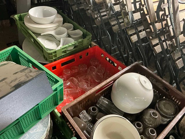 Grote partij servies en glaswerk - afbeelding 1 van  11