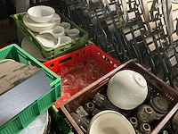 Grote partij servies en glaswerk - afbeelding 1 van  11