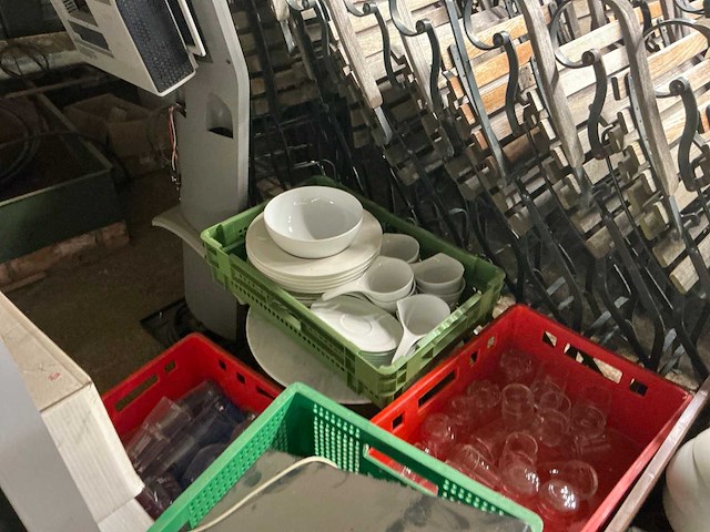 Grote partij servies en glaswerk - afbeelding 2 van  11