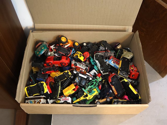 Grote partij speelgoedwagentjes - afbeelding 1 van  4