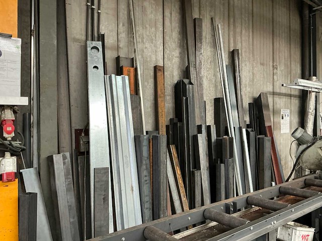 Grote partij stalen profielen en metaalrestanten - afbeelding 4 van  24