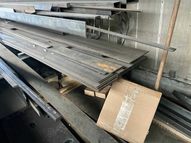 Grote partij stalen profielen en metaalrestanten - afbeelding 9 van  24