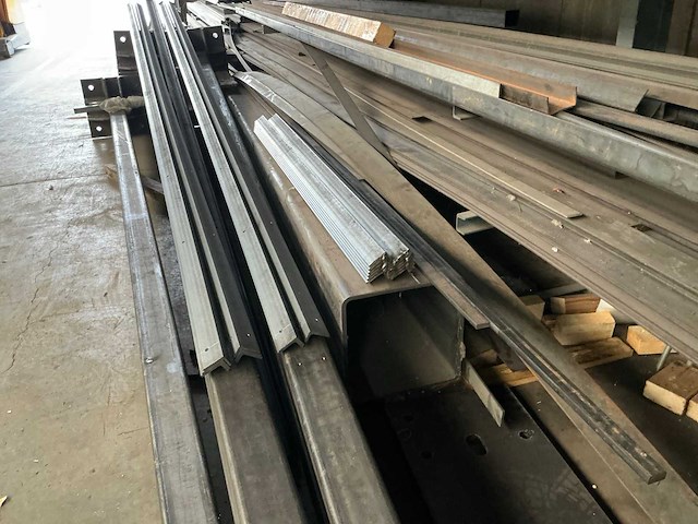 Grote partij stalen profielen en metaalrestanten - afbeelding 11 van  24