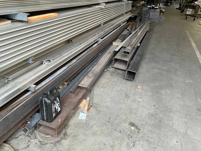 Grote partij stalen profielen en metaalrestanten - afbeelding 15 van  24