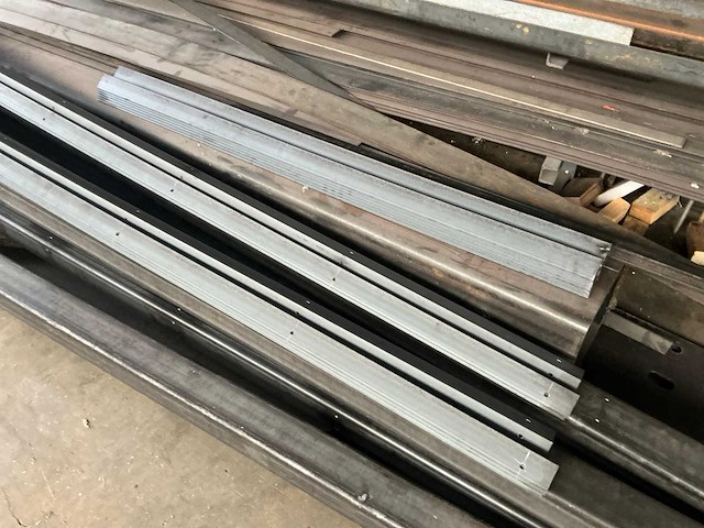 Grote partij stalen profielen en metaalrestanten - afbeelding 23 van  24