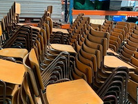 Grote partij stapelstoelen - afbeelding 4 van  4