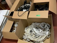 Grote partij stekkerdozen en verlangkambels - afbeelding 1 van  5