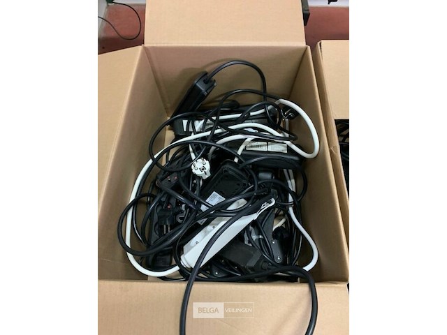 Grote partij stekkerdozen en verlangkambels - afbeelding 3 van  5