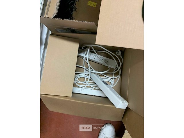 Grote partij stekkerdozen en verlangkambels - afbeelding 4 van  5