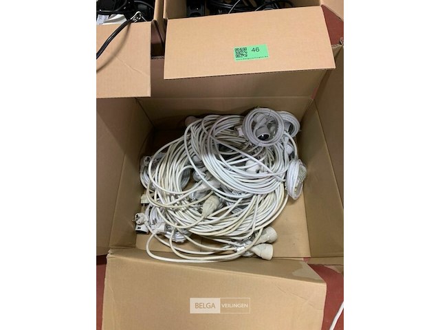 Grote partij stekkerdozen en verlangkambels - afbeelding 5 van  5