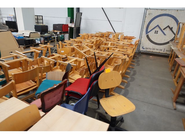 Grote partij stoelen - afbeelding 1 van  7