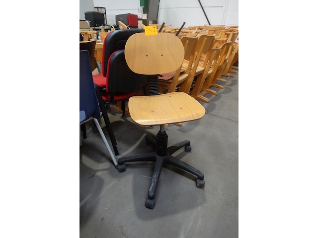 Grote partij stoelen - afbeelding 2 van  7