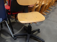 Grote partij stoelen - afbeelding 2 van  7