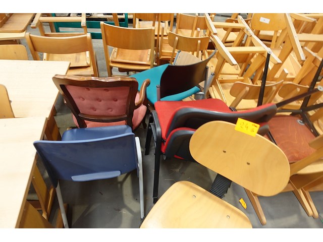 Grote partij stoelen - afbeelding 3 van  7
