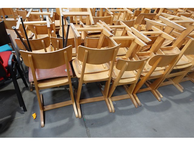 Grote partij stoelen - afbeelding 4 van  7