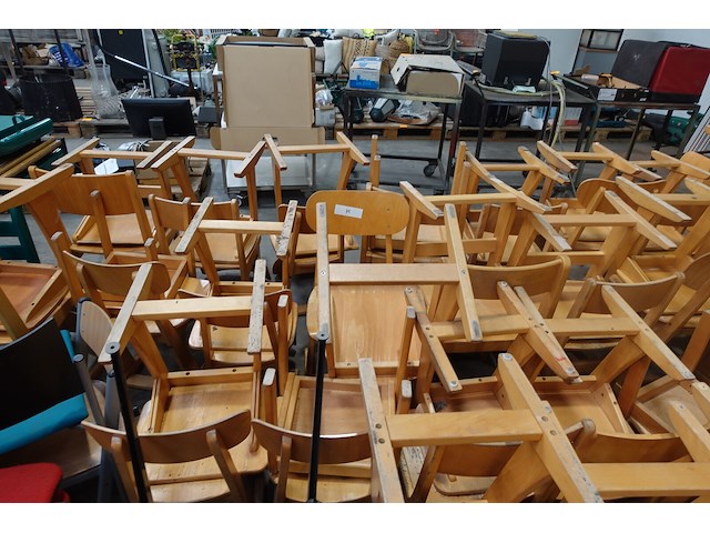 Grote partij stoelen - afbeelding 5 van  7