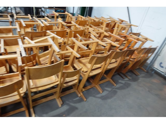 Grote partij stoelen - afbeelding 6 van  7