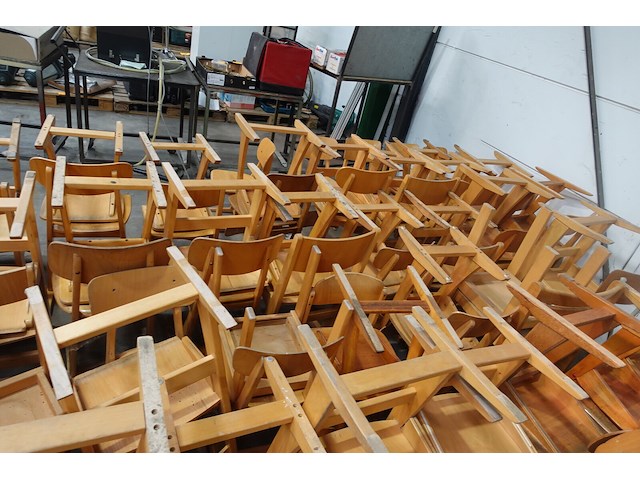 Grote partij stoelen - afbeelding 7 van  7