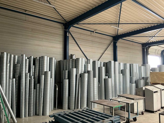Grote partij ventilatiekanalen - afbeelding 1 van  8