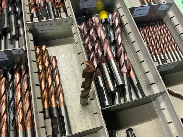Grote partij volhardmetalen boren met inwendige koeling - afbeelding 22 van  28