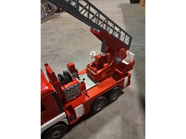 Grote pompierwagen - afbeelding 3 van  4