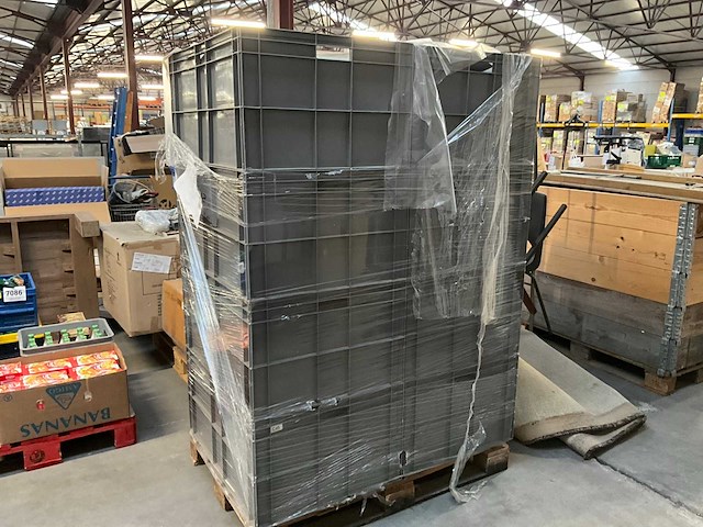 Grote pvc stapelbakken met inhoud (8x) - afbeelding 1 van  13