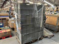 Grote pvc stapelbakken met inhoud (8x)