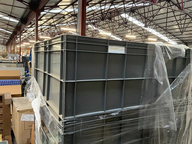 Grote pvc stapelbakken met inhoud (8x) - afbeelding 6 van  13