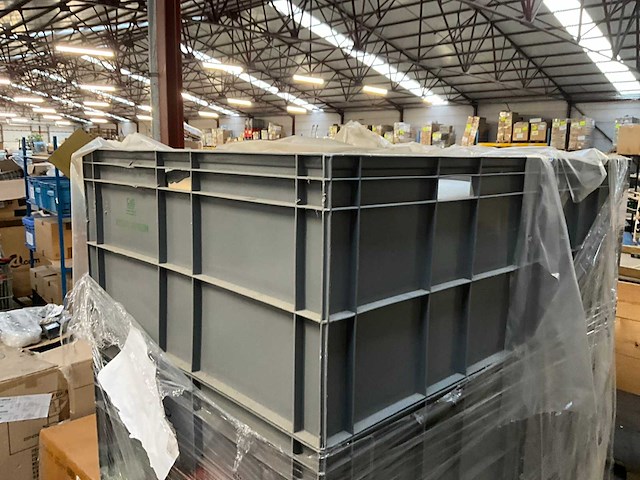 Grote pvc stapelbakken met inhoud (8x) - afbeelding 7 van  13