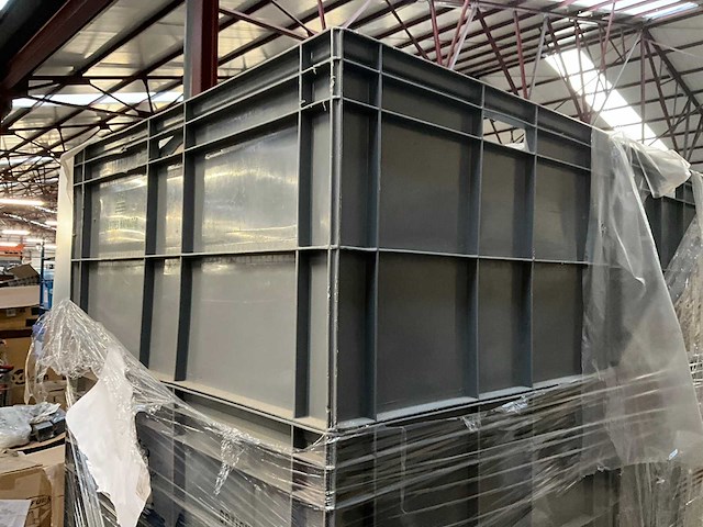 Grote pvc stapelbakken met inhoud (8x) - afbeelding 8 van  13