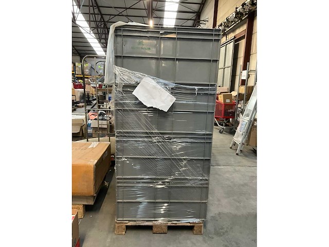 Grote pvc stapelbakken met inhoud (8x) - afbeelding 9 van  13