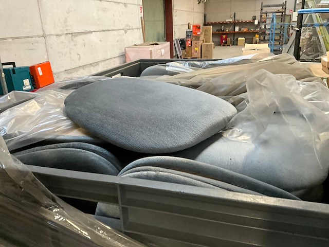 Grote pvc stapelbakken met inhoud (8x) - afbeelding 12 van  13