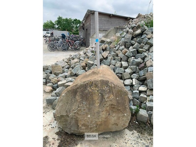 Grote rotsblok, fontein - afbeelding 2 van  2