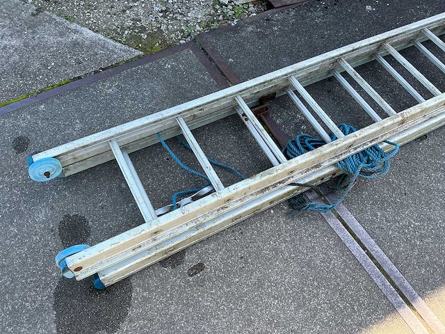 Grote schuif ladder - afbeelding 2 van  2