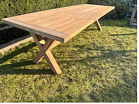 Grote teak tafel met "cross" poot