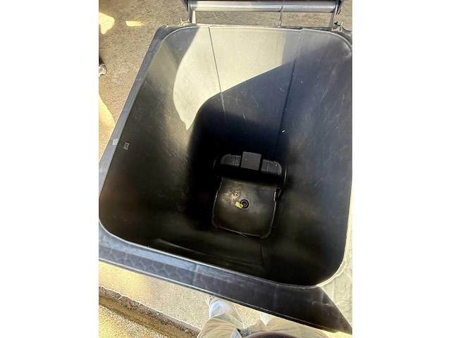 Grote vuilbak – lot 111 - afbeelding 2 van  3