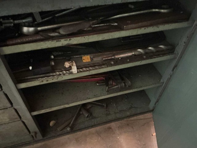 Grote werkbank met inhoud - afbeelding 3 van  48