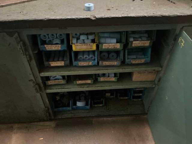 Grote werkbank met inhoud - afbeelding 4 van  48